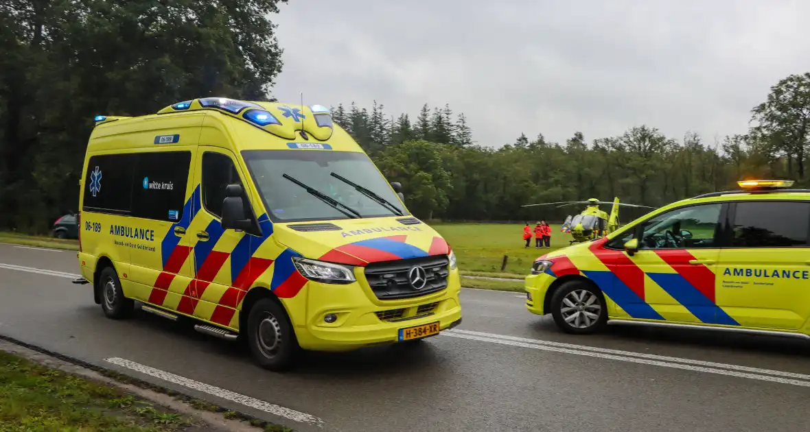 Bestuurder zwaargewond bij botsing tegen boom - Foto 3