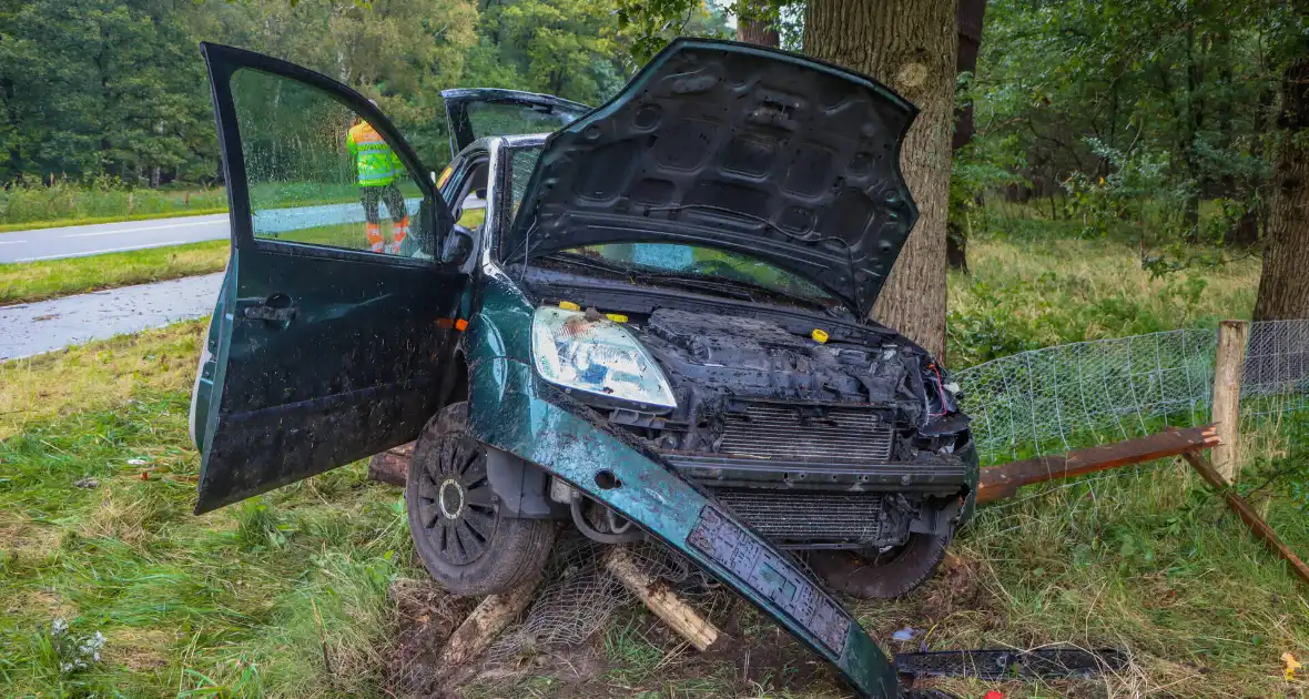 Bestuurder zwaargewond bij botsing tegen boom - Foto 4