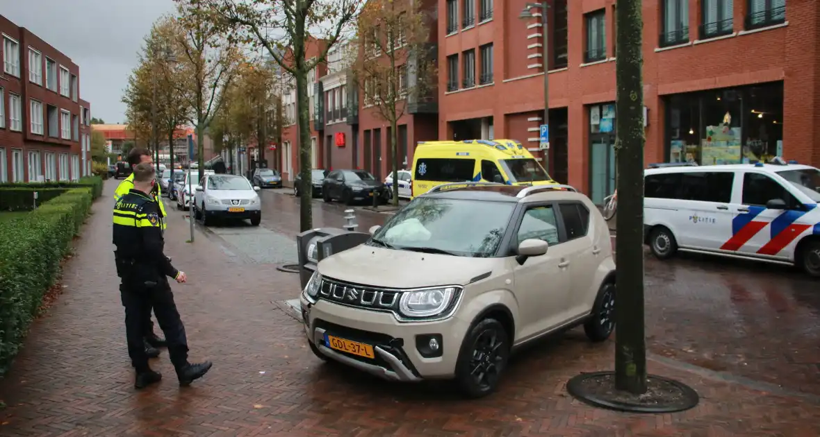 Automobilist botst tegen ondergrondse container