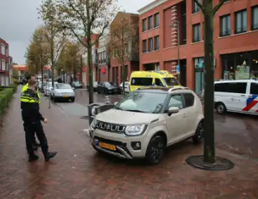 Automobilist botst tegen ondergrondse container