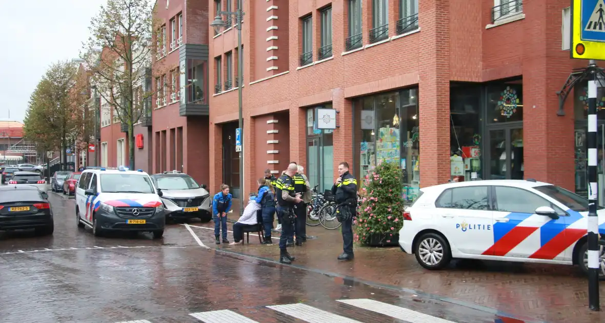 Automobilist botst tegen ondergrondse container - Foto 1