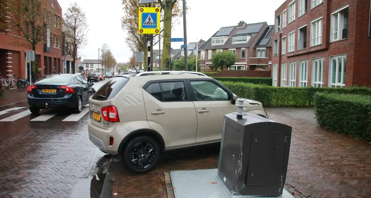 Automobilist botst tegen ondergrondse container - Foto 8