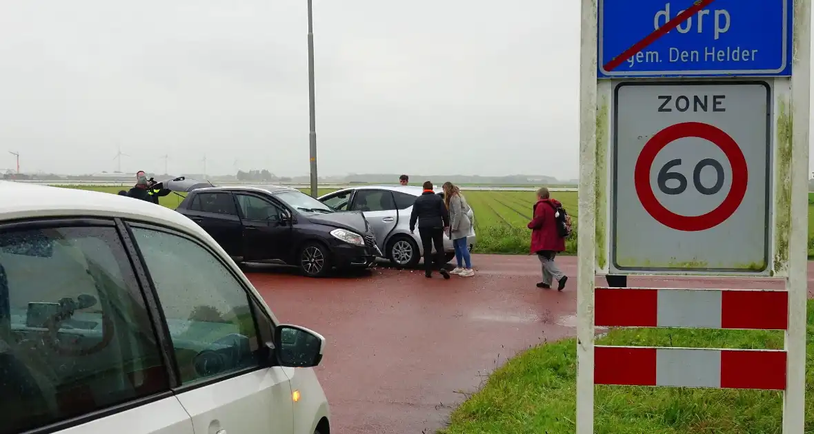 Gewonde en forse schade na botsing op kruising - Foto 2