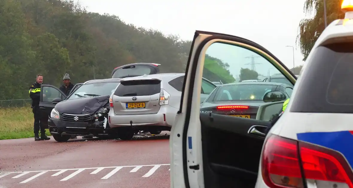 Gewonde en forse schade na botsing op kruising - Foto 4