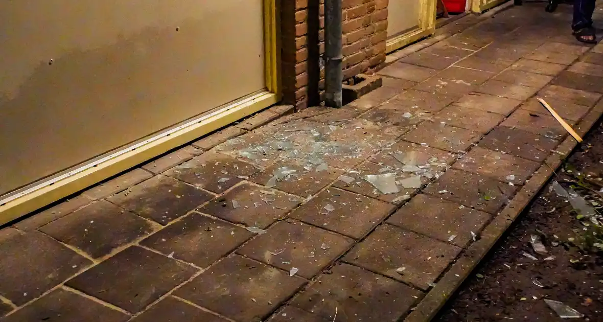 Meerdere ruiten gesprongen bij explosie - Foto 4