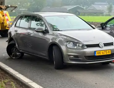 Personenwagens zwaar beschadigd bij botsing