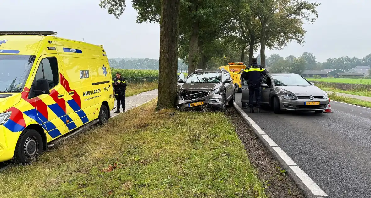 Personenwagens zwaar beschadigd bij botsing - Foto 1