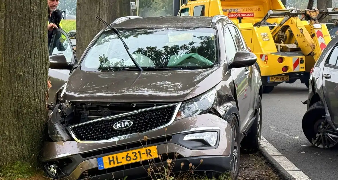 Personenwagens zwaar beschadigd bij botsing - Foto 2