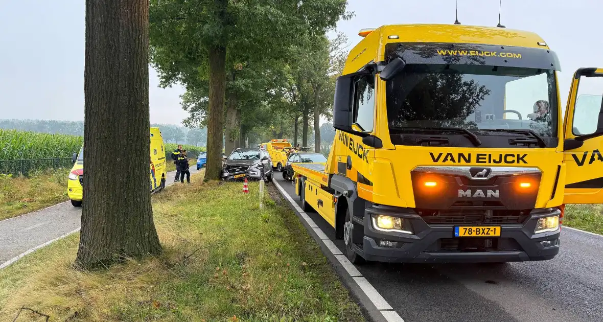 Personenwagens zwaar beschadigd bij botsing - Foto 3