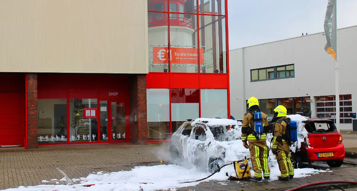 Auto brandt uit, naastgelegen voertuig zwaar beschadigd