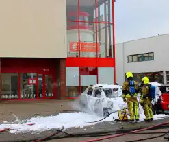 Auto brandt uit, naastgelegen voertuig zwaar beschadigd