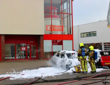 Auto brandt uit, naastgelegen voertuig zwaar beschadigd