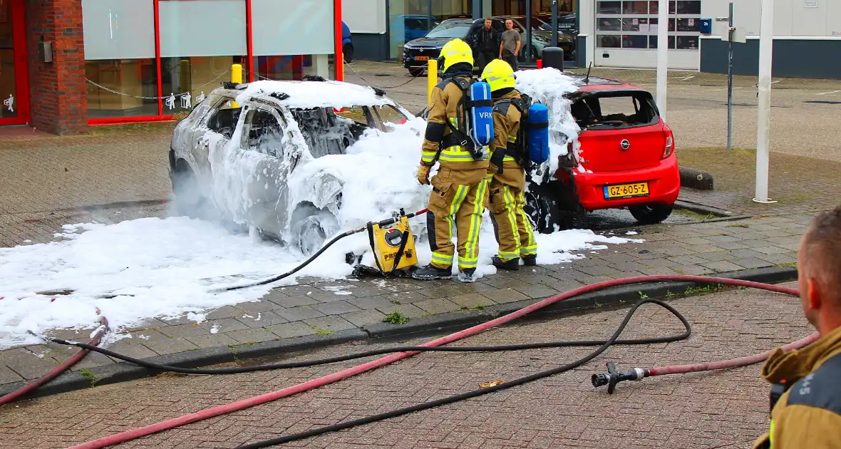 Auto brandt uit, naastgelegen voertuig zwaar beschadigd - Foto 1