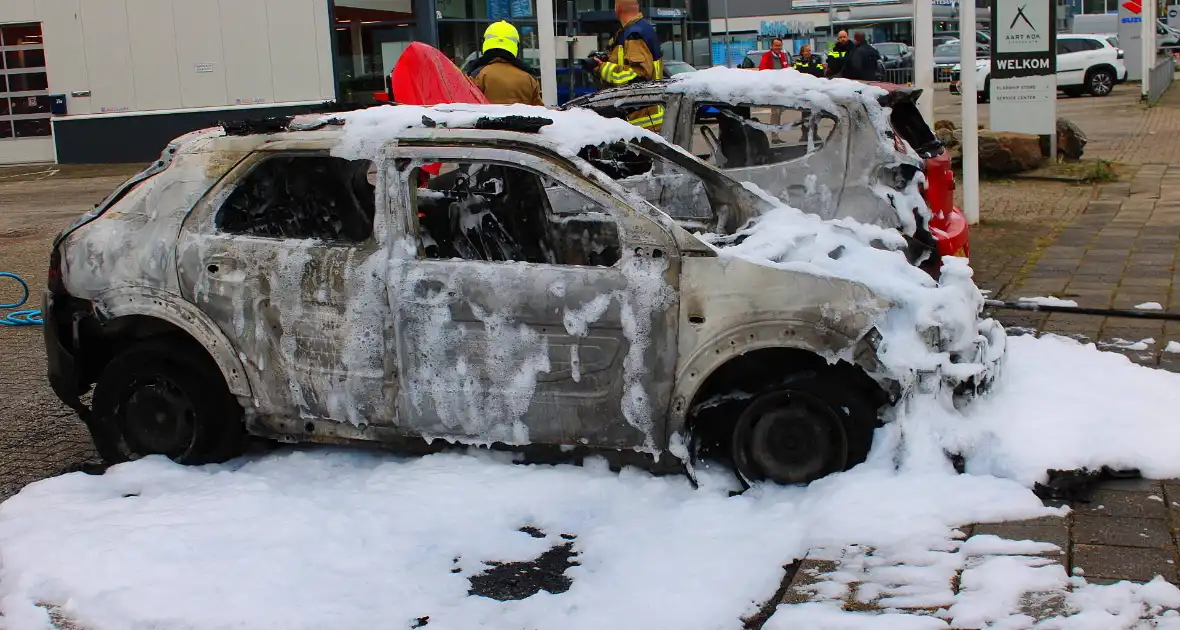 Auto brandt uit, naastgelegen voertuig zwaar beschadigd - Foto 2