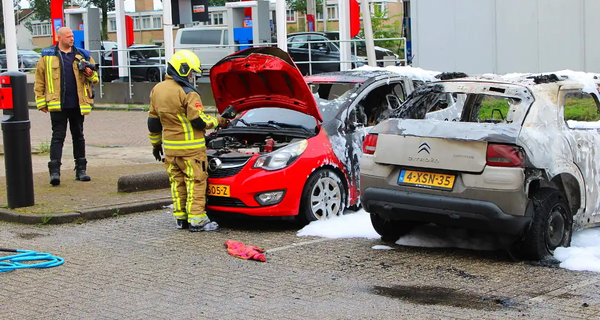 Auto brandt uit, naastgelegen voertuig zwaar beschadigd - Foto 3