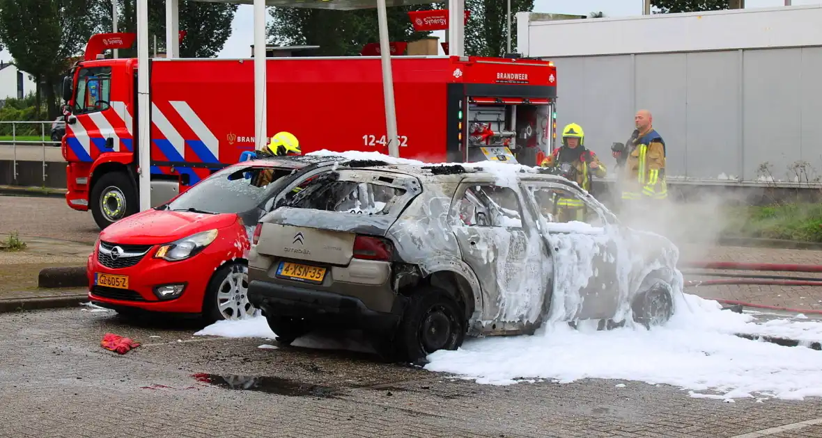 Auto brandt uit, naastgelegen voertuig zwaar beschadigd - Foto 4