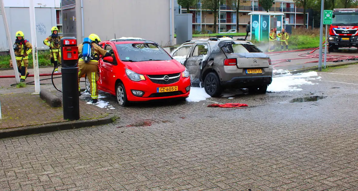 Auto brandt uit, naastgelegen voertuig zwaar beschadigd - Foto 5