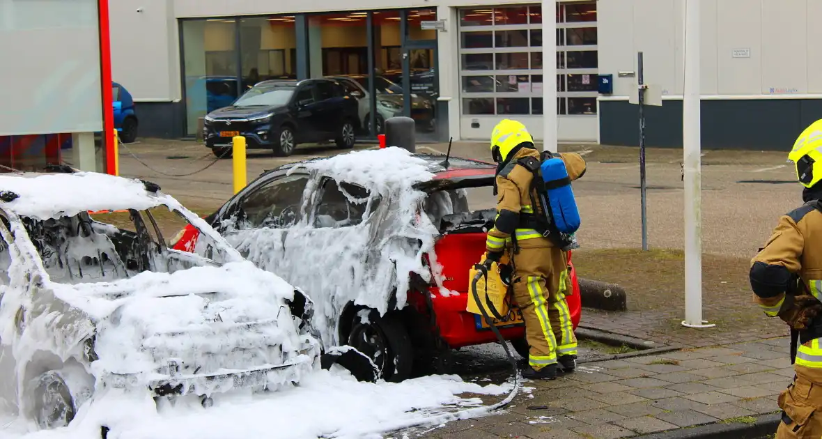 Auto brandt uit, naastgelegen voertuig zwaar beschadigd - Foto 6