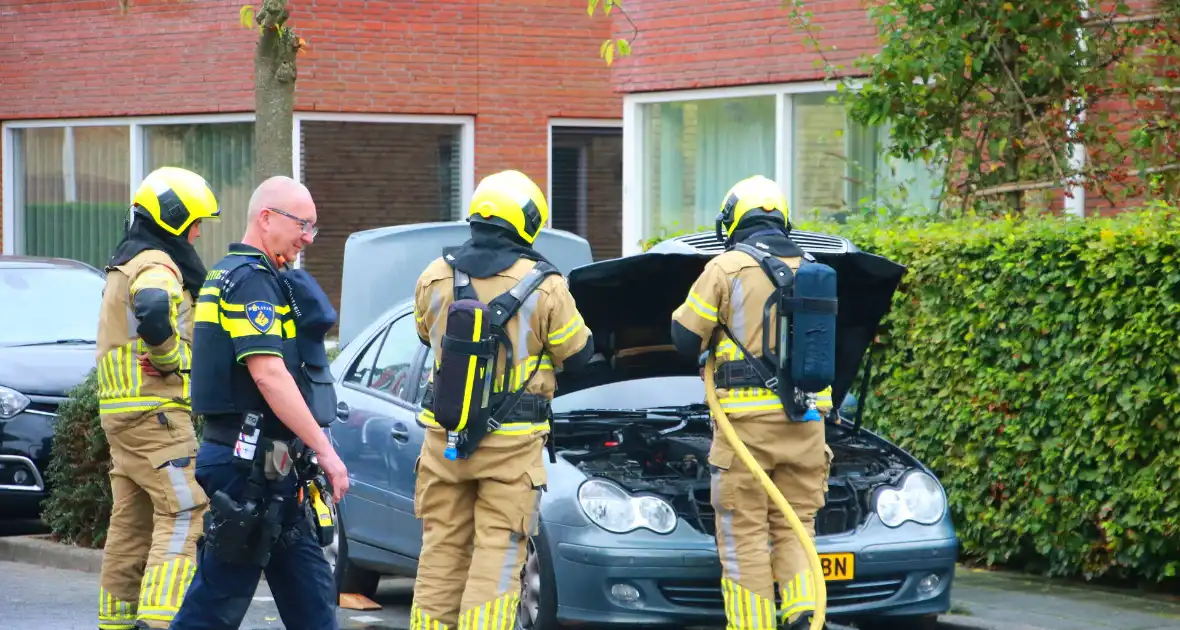 Buren grijpen snel in bij autobrand - Foto 1