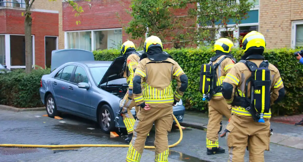 Buren grijpen snel in bij autobrand - Foto 2