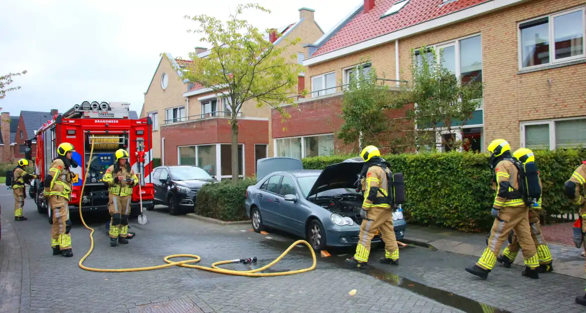 Buren grijpen snel in bij autobrand - Foto 3