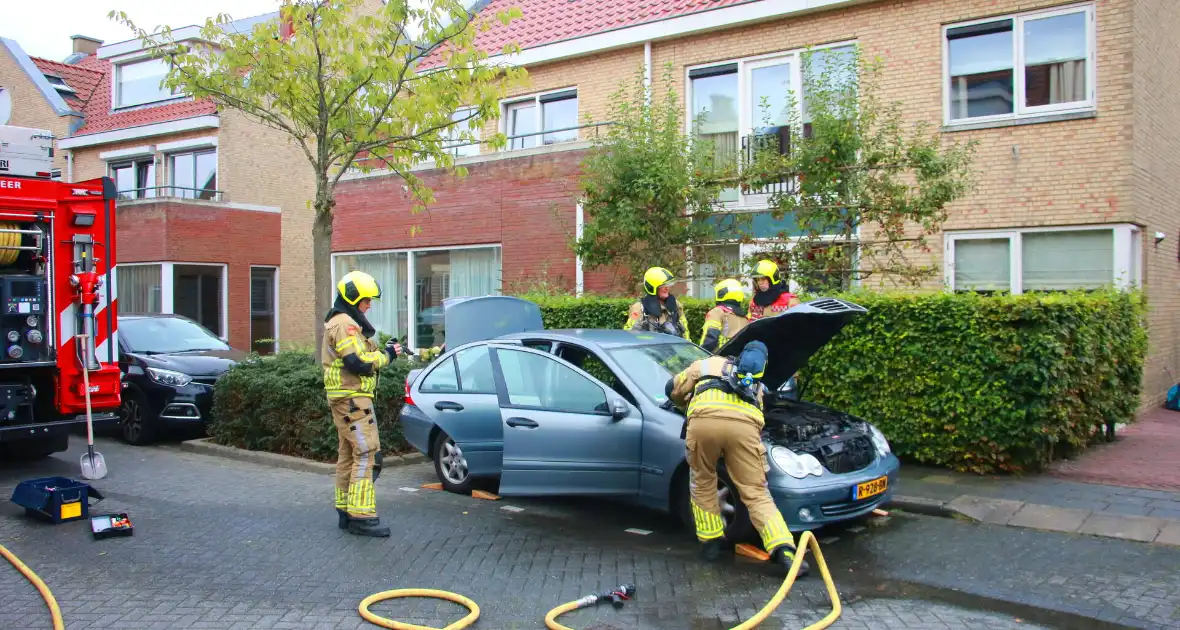 Buren grijpen snel in bij autobrand - Foto 4