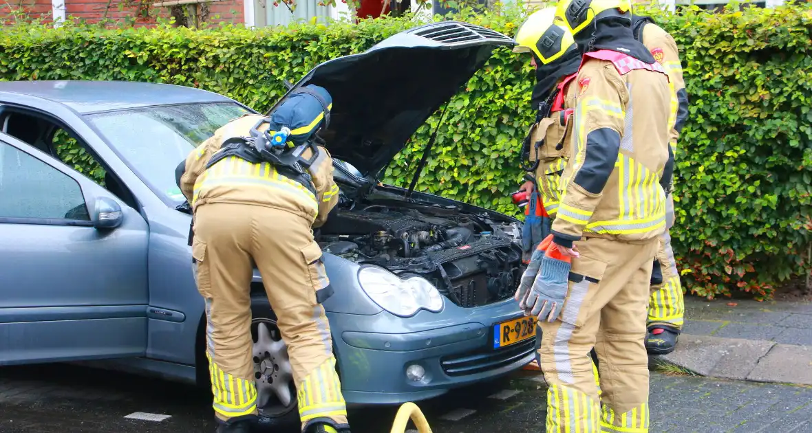 Buren grijpen snel in bij autobrand - Foto 5