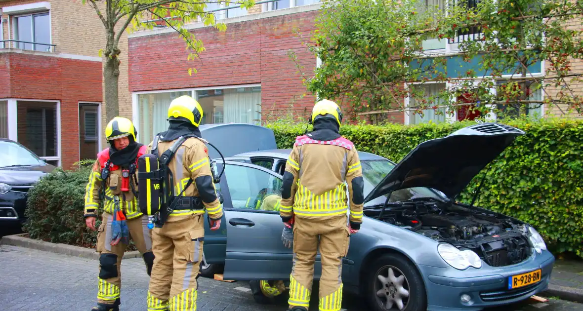 Buren grijpen snel in bij autobrand - Foto 6