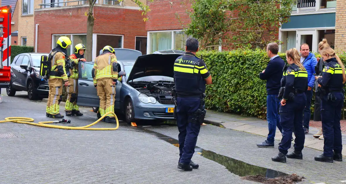 Buren grijpen snel in bij autobrand - Foto 7