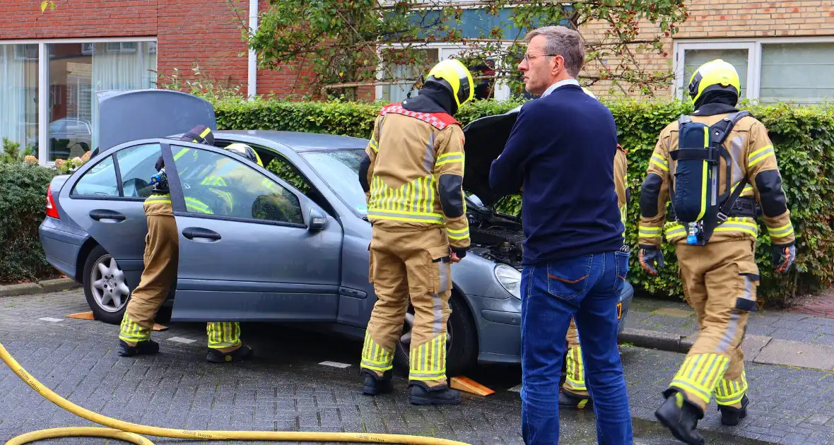 Buren grijpen snel in bij autobrand - Foto 8