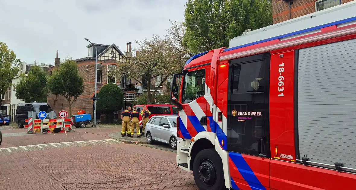 Brandweer ventileert riool na vreemde lucht