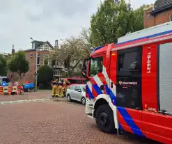 Brandweer ventileert riool na vreemde lucht