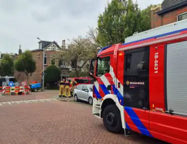 Brandweer ventileert riool na vreemde lucht