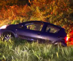 Bestuurder met onbegrepen gedrag rijdt sloot in