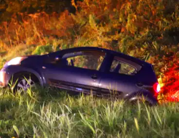 Bestuurder met onbegrepen gedrag rijdt sloot in