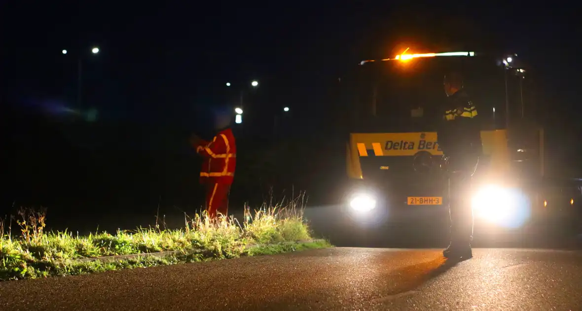 Bestuurder met onbegrepen gedrag rijdt sloot in - Foto 3