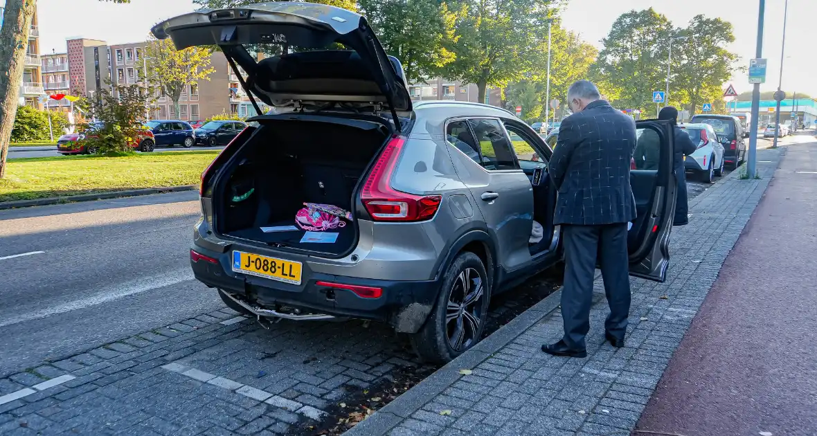 Laagstaande zon zorgt voor veel schade bij kop-staart ongeval - Foto 2