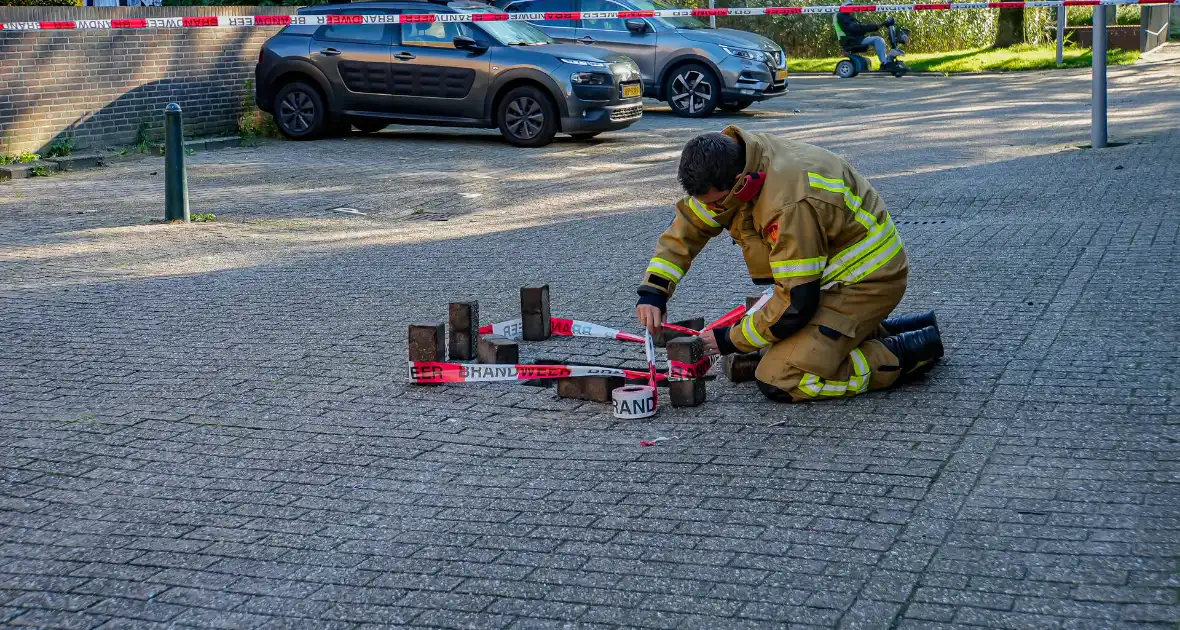 Brandweer ingezet na gat in wegdek - Foto 3