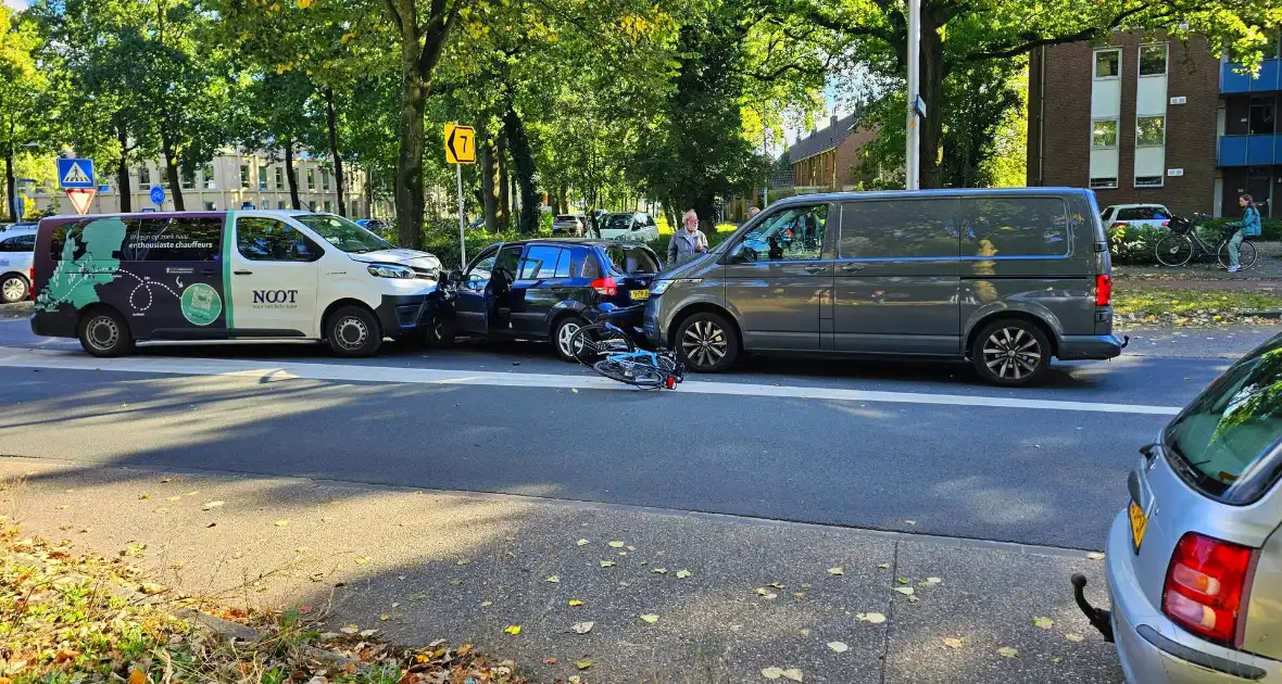 Drie voertuigen en fietser met elkaar in botsing