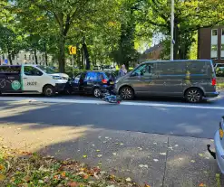 Drie voertuigen en fietser met elkaar in botsing