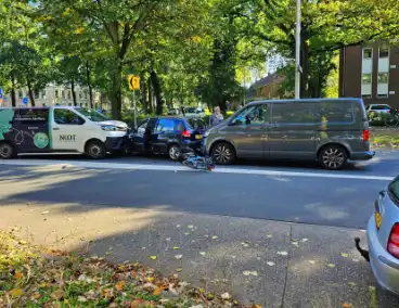 Drie voertuigen en fietser met elkaar in botsing