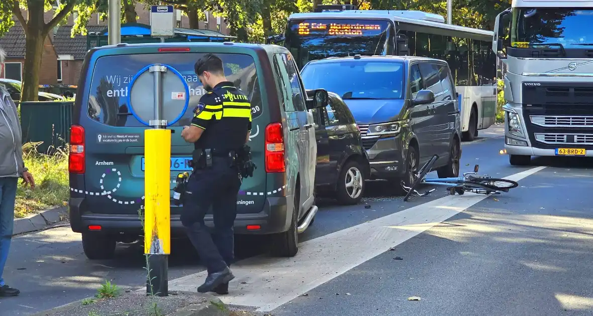 Drie voertuigen en fietser met elkaar in botsing - Foto 1