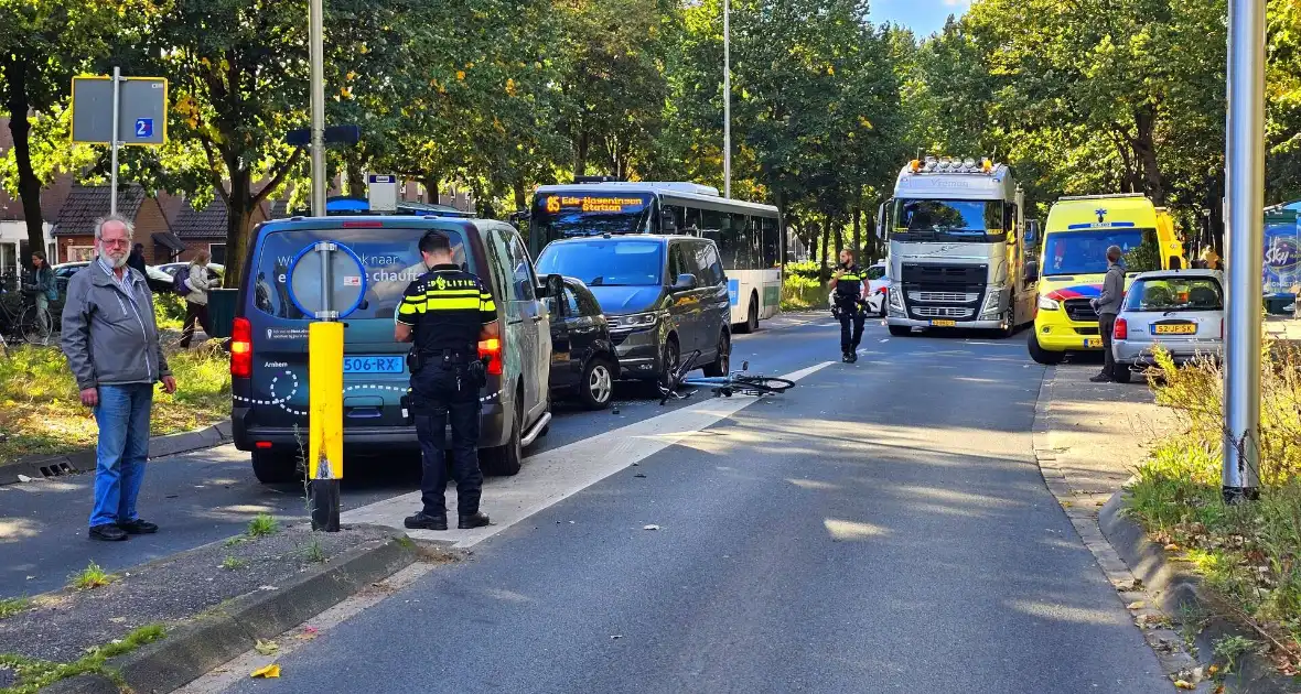 Drie voertuigen en fietser met elkaar in botsing - Foto 2