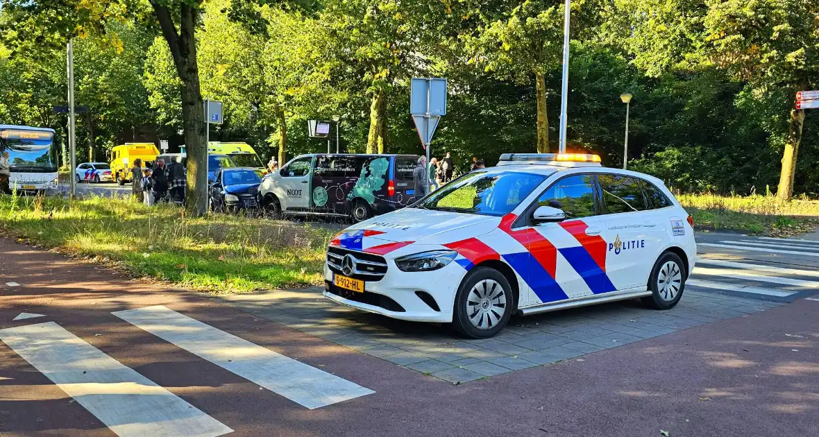 Drie voertuigen en fietser met elkaar in botsing - Foto 3