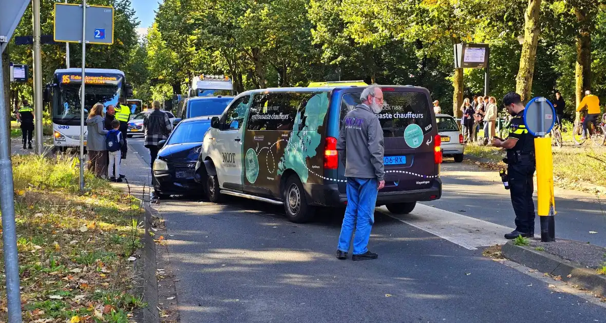 Drie voertuigen en fietser met elkaar in botsing - Foto 4