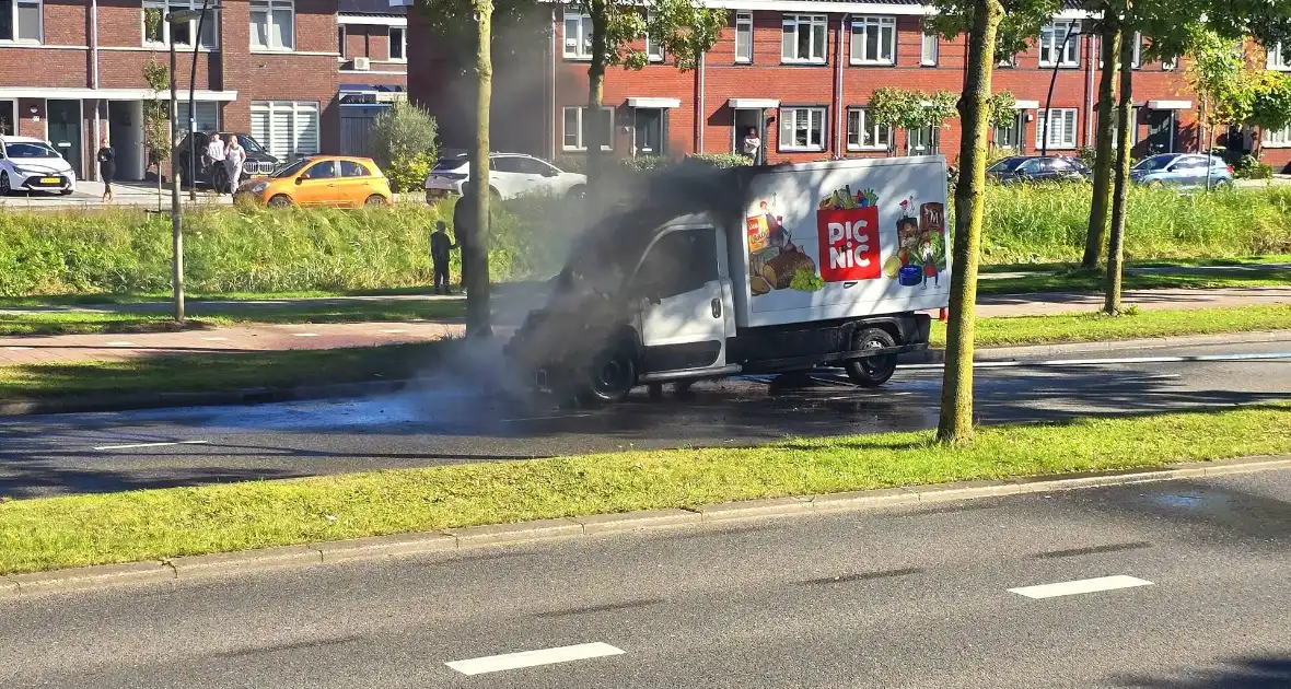 Picnic bezorgwagen vliegt in brand