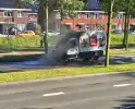 Picnic bezorgwagen vliegt in brand