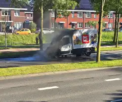 Picnic bezorgwagen vliegt in brand