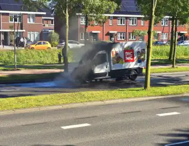 Picnic bezorgwagen vliegt in brand