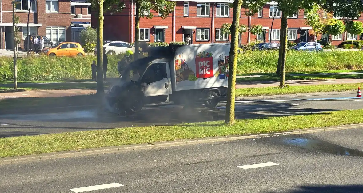 Picnic bezorgwagen vliegt in brand - Foto 2